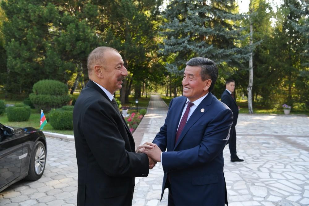 President Aliyev meets Kyrgyz counterpart in Cholpon-Ata (PHOTO)