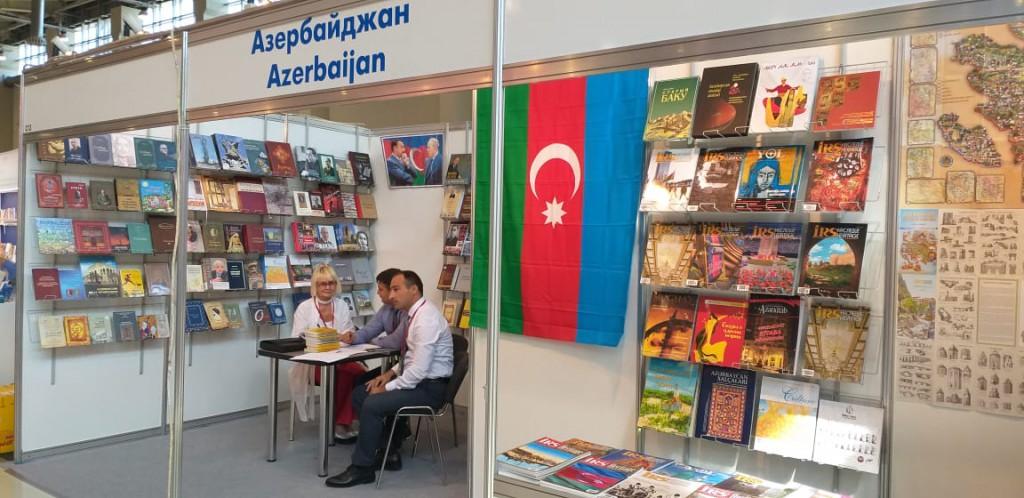 Павильон Азербайджана вызвал большой интерес посетителей Московской книжной ярмарки (ФОТО)