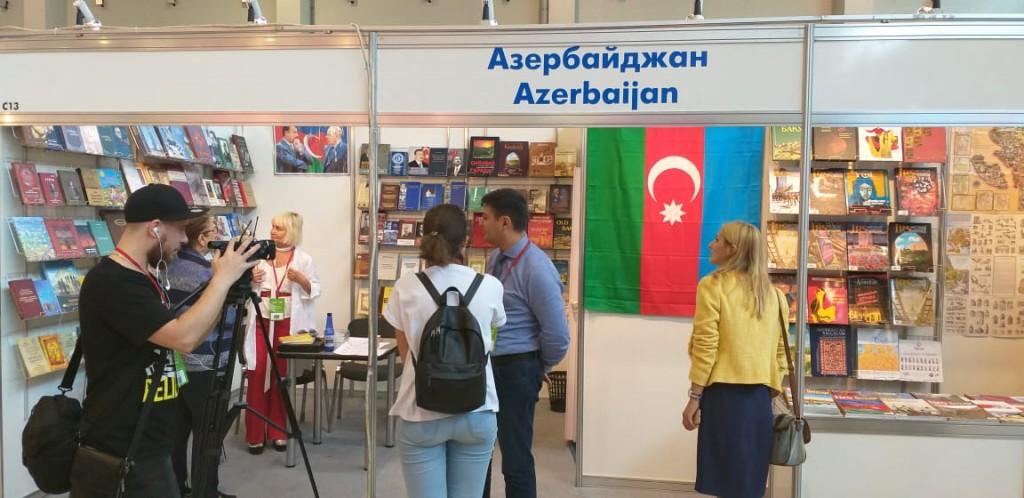 Павильон Азербайджана вызвал большой интерес посетителей Московской книжной ярмарки (ФОТО)