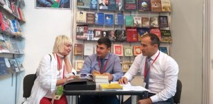 Павильон Азербайджана вызвал большой интерес посетителей Московской книжной ярмарки (ФОТО)
