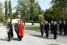 Президент Ильхам Алиев посетил в Загребе монумент "Голос хорватских жертв - Стена боли" (ФОТО)
