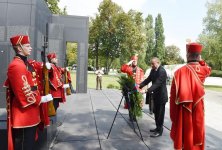 Президент Ильхам Алиев посетил в Загребе монумент "Голос хорватских жертв - Стена боли" (ФОТО)