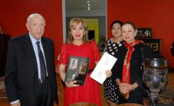 Музыка на холсте: портреты музыкантов в работах Таира Салахова (ФОТО)