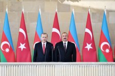 Президент Ильхам Алиев, Президент Реджеп Тайип Эрдоган и Первая леди Мехрибан Алиева приняли участие в параде, посвященном 100-летию освобождения Баку (ФОТО)