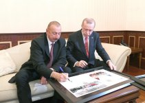 Президент Ильхам Алиев, Президент Реджеп Тайип Эрдоган и Первая леди Мехрибан Алиева приняли участие в параде, посвященном 100-летию освобождения Баку (ФОТО)