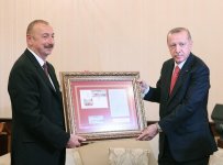 Президент Ильхам Алиев, Президент Реджеп Тайип Эрдоган и Первая леди Мехрибан Алиева приняли участие в параде, посвященном 100-летию освобождения Баку (ФОТО)