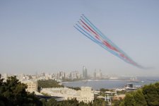 Президент Ильхам Алиев, Президент Реджеп Тайип Эрдоган и Первая леди Мехрибан Алиева приняли участие в параде, посвященном 100-летию освобождения Баку (ФОТО)