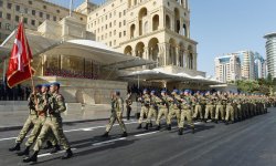 Президент Ильхам Алиев, Президент Реджеп Тайип Эрдоган и Первая леди Мехрибан Алиева приняли участие в параде, посвященном 100-летию освобождения Баку (ФОТО)