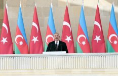 Президент Ильхам Алиев, Президент Реджеп Тайип Эрдоган и Первая леди Мехрибан Алиева приняли участие в параде, посвященном 100-летию освобождения Баку (ФОТО)