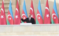 Президент Ильхам Алиев, Президент Реджеп Тайип Эрдоган и Первая леди Мехрибан Алиева приняли участие в параде, посвященном 100-летию освобождения Баку (ФОТО)