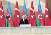 Президент Ильхам Алиев, Президент Реджеп Тайип Эрдоган и Первая леди Мехрибан Алиева приняли участие в параде, посвященном 100-летию освобождения Баку (ФОТО)