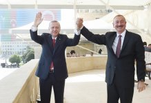 Президент Ильхам Алиев, Президент Реджеп Тайип Эрдоган и Первая леди Мехрибан Алиева приняли участие в параде, посвященном 100-летию освобождения Баку (ФОТО)