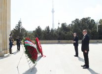 Президенты Азербайджана и Турции посетили Аллею шехидов в Баку (ФОТО)