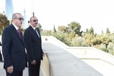 Президенты Азербайджана и Турции посетили Аллею шехидов в Баку (ФОТО)