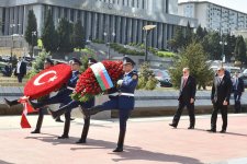 Президенты Азербайджана и Турции посетили Аллею шехидов в Баку (ФОТО)