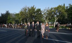 Президенты Азербайджана и Турции сфотографировались на память с участниками парада (ФОТО)