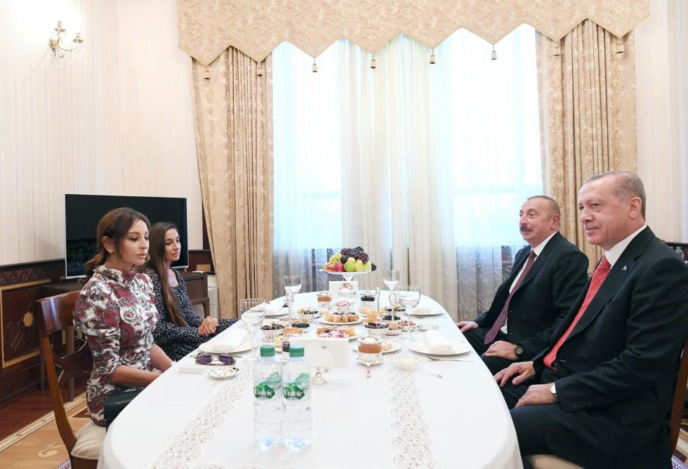 Президент Ильхам Алиев, Президент Реджеп Тайип Эрдоган и Первая леди Мехрибан Алиева приняли участие в параде, посвященном 100-летию освобождения Баку (ФОТО)