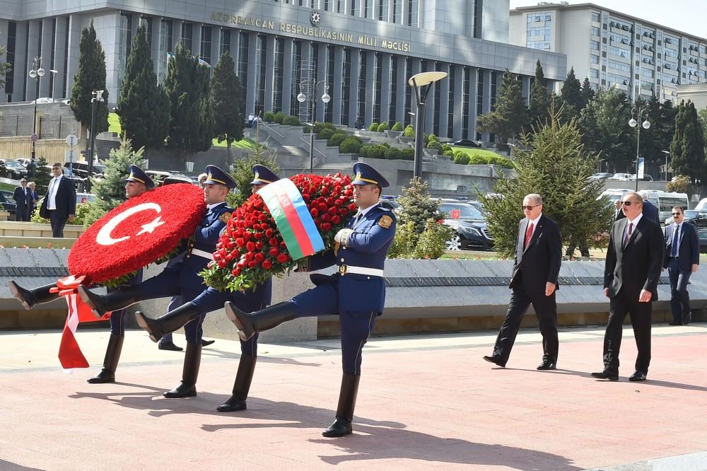 Президенты Азербайджана и Турции посетили Аллею шехидов в Баку (ФОТО)