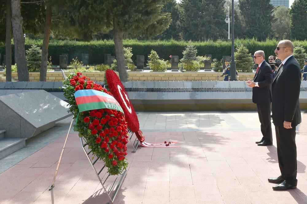 Президенты Азербайджана и Турции посетили Аллею шехидов в Баку (ФОТО)