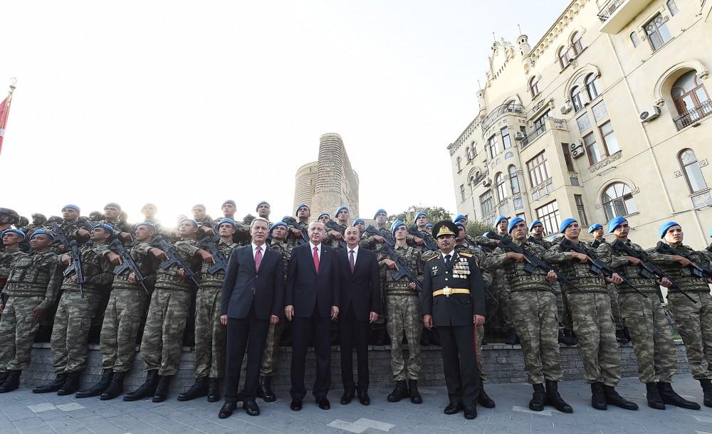 Президенты Азербайджана и Турции сфотографировались на память с участниками парада (ФОТО)