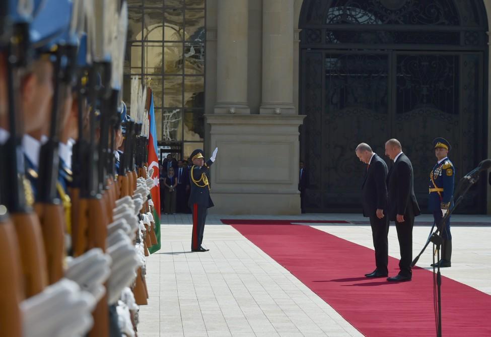 Official welcome ceremony held for Turkey’s president in Baku (PHOTO)