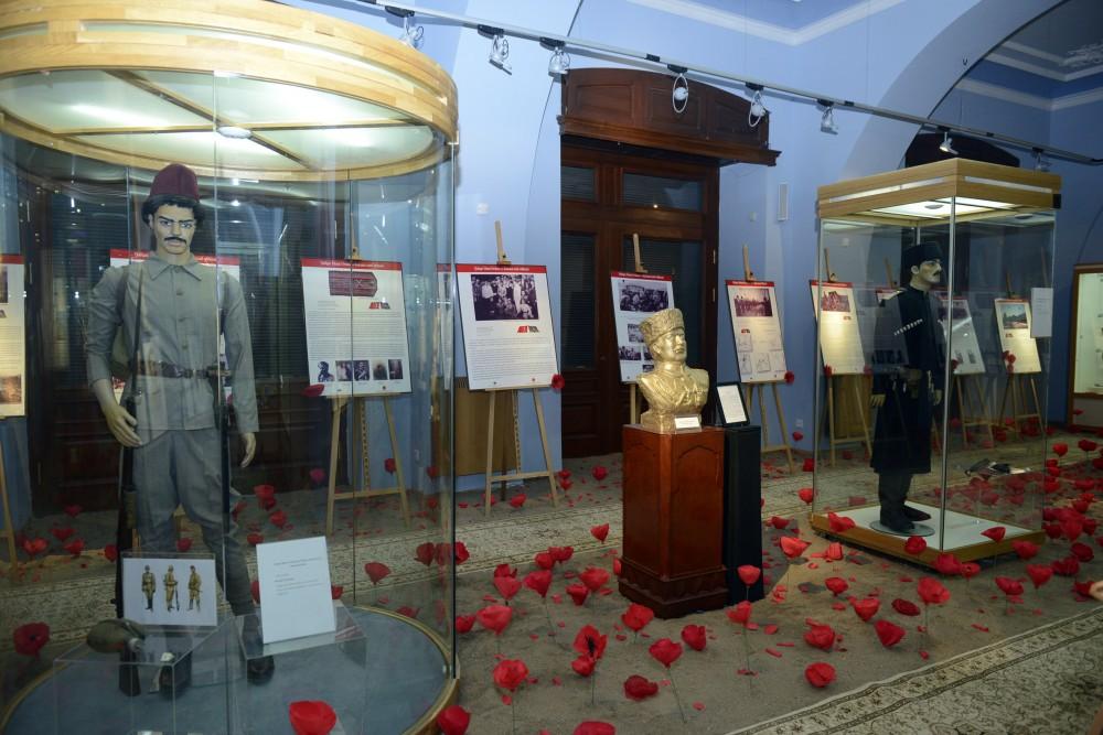 В Баку представлена уникальная историческая экспозиция, усыпанная алыми маками (ФОТО)