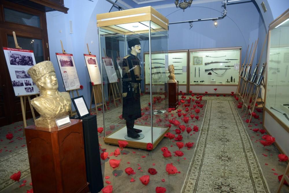 В Баку представлена уникальная историческая экспозиция, усыпанная алыми маками (ФОТО)