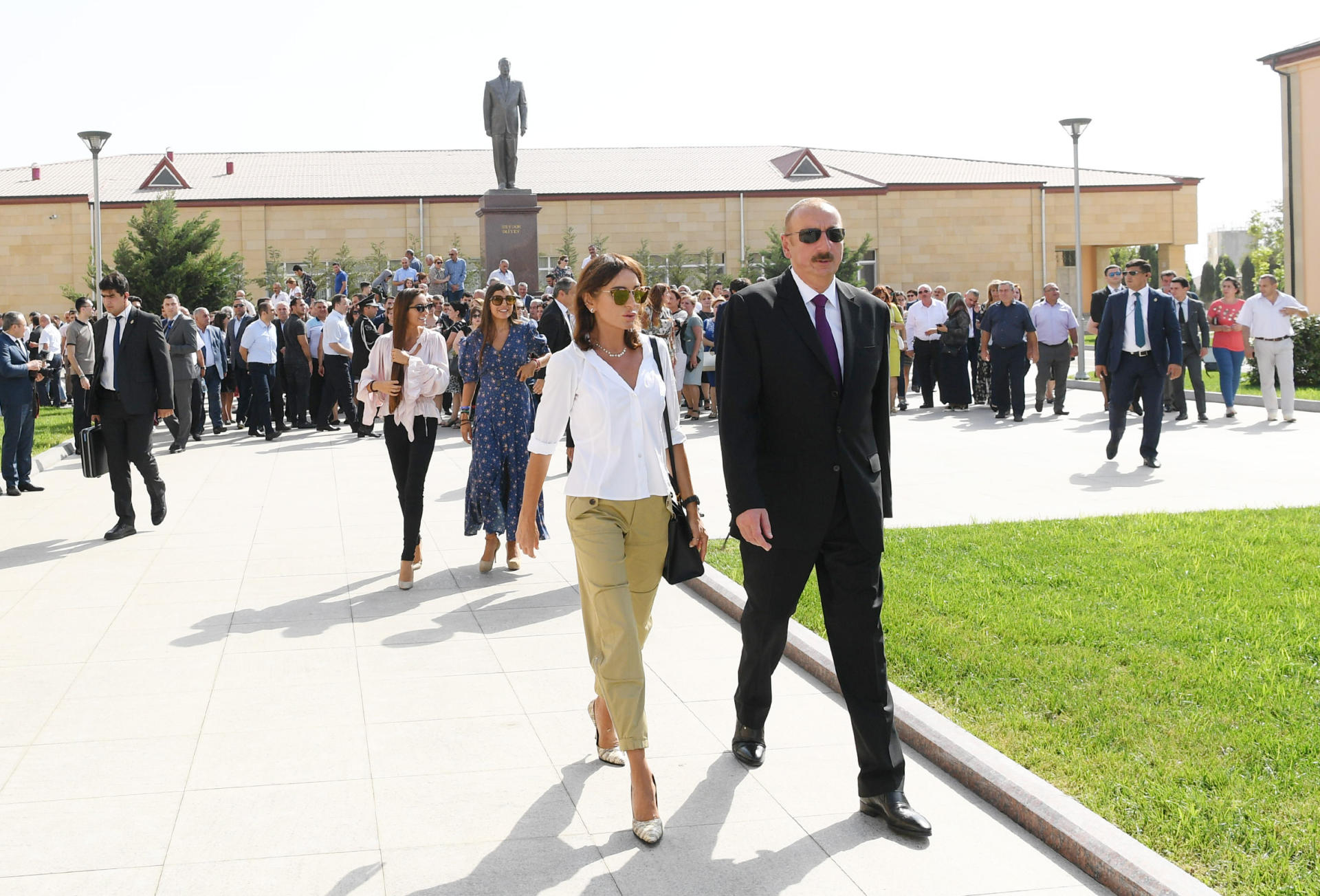 Президент Ильхам Алиев и Первая леди Мехрибан Алиева приняли участие в церемонии принятия присяги молодыми солдатами Службы государственной безопасности Азербайджана (ФОТО)
