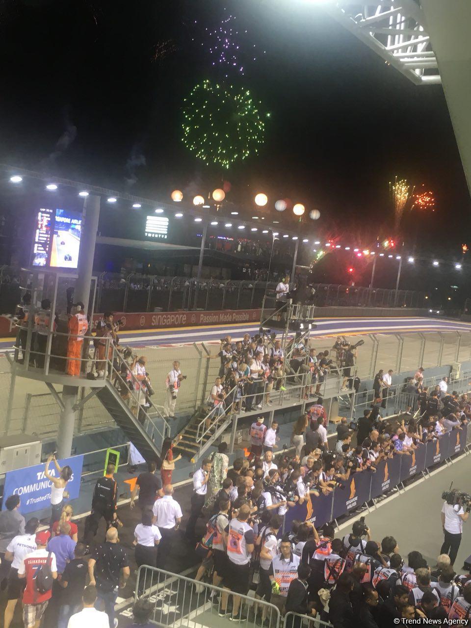 Lewis Hamilton wins in Singapore with Sebastian Vettel third (PHOTO)