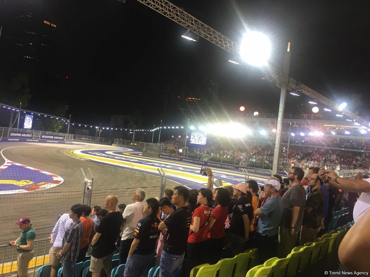 Lewis Hamilton wins in Singapore with Sebastian Vettel third (PHOTO)