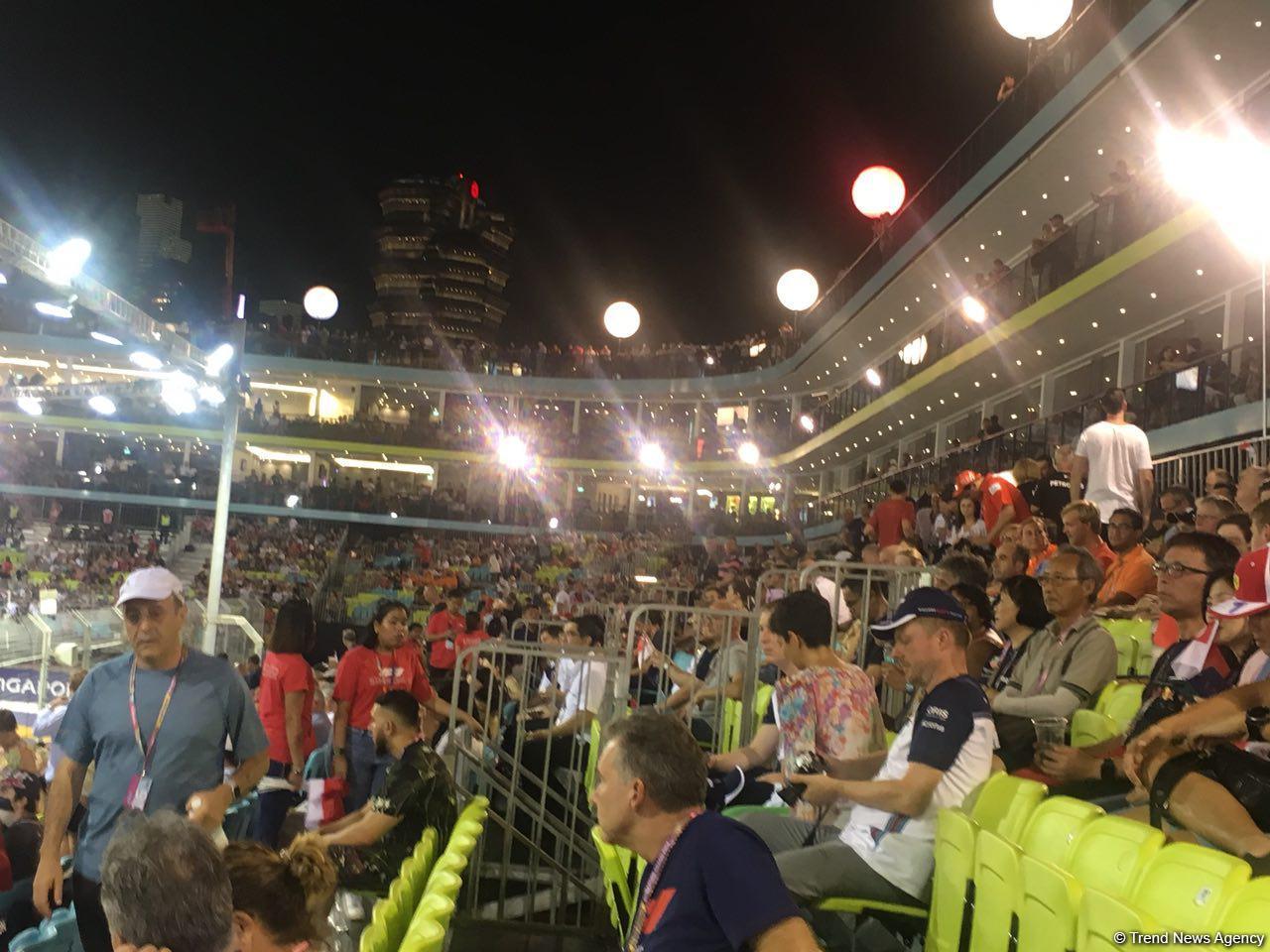 Lewis Hamilton wins in Singapore with Sebastian Vettel third (PHOTO)