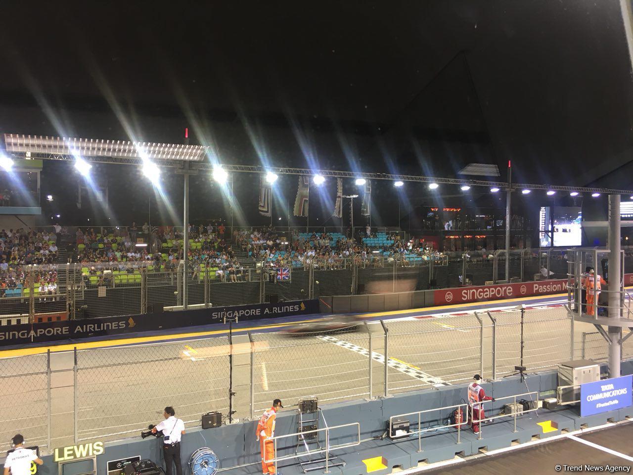 Lewis Hamilton wins in Singapore with Sebastian Vettel third (PHOTO)