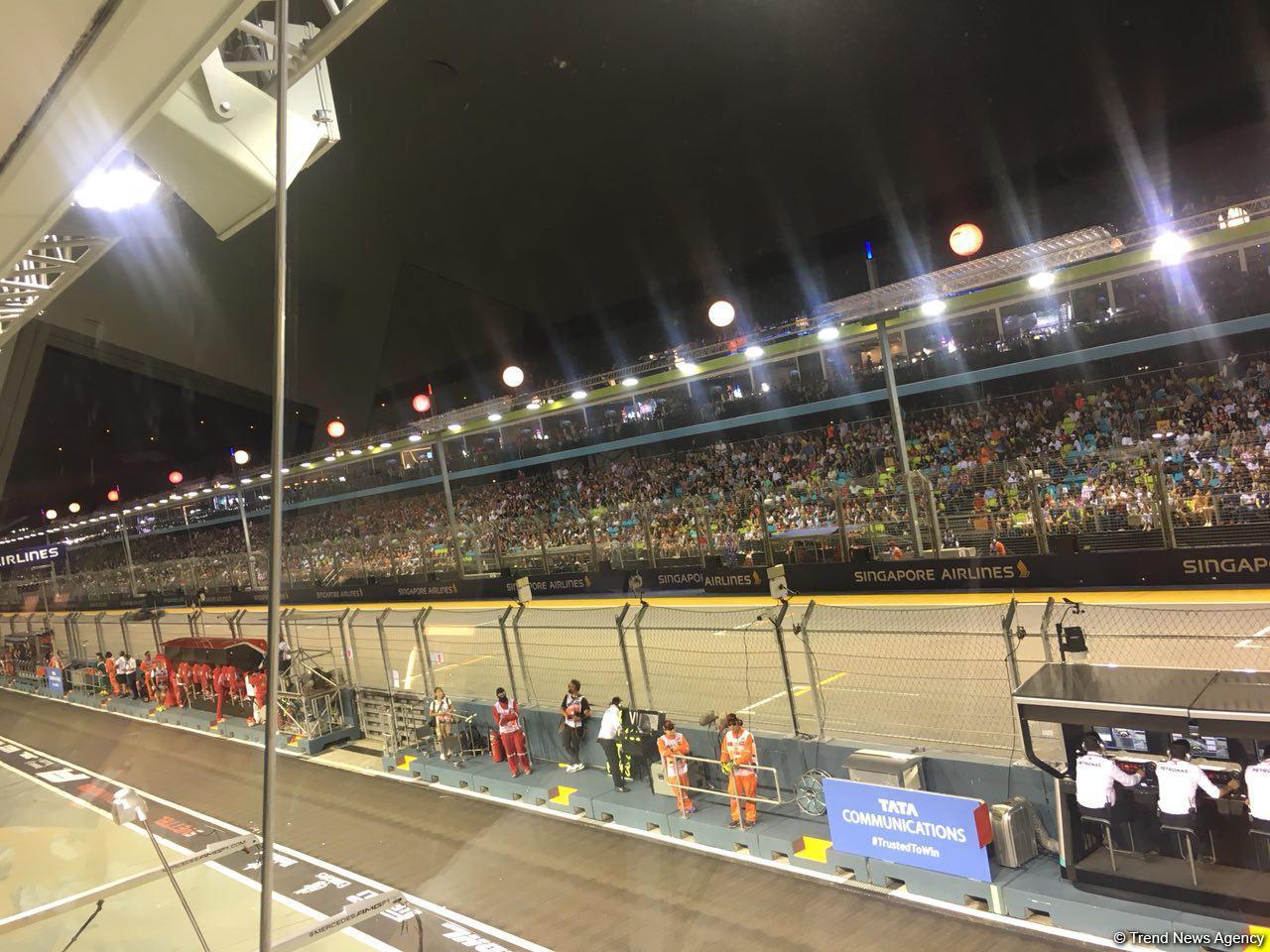Lewis Hamilton wins in Singapore with Sebastian Vettel third (PHOTO)