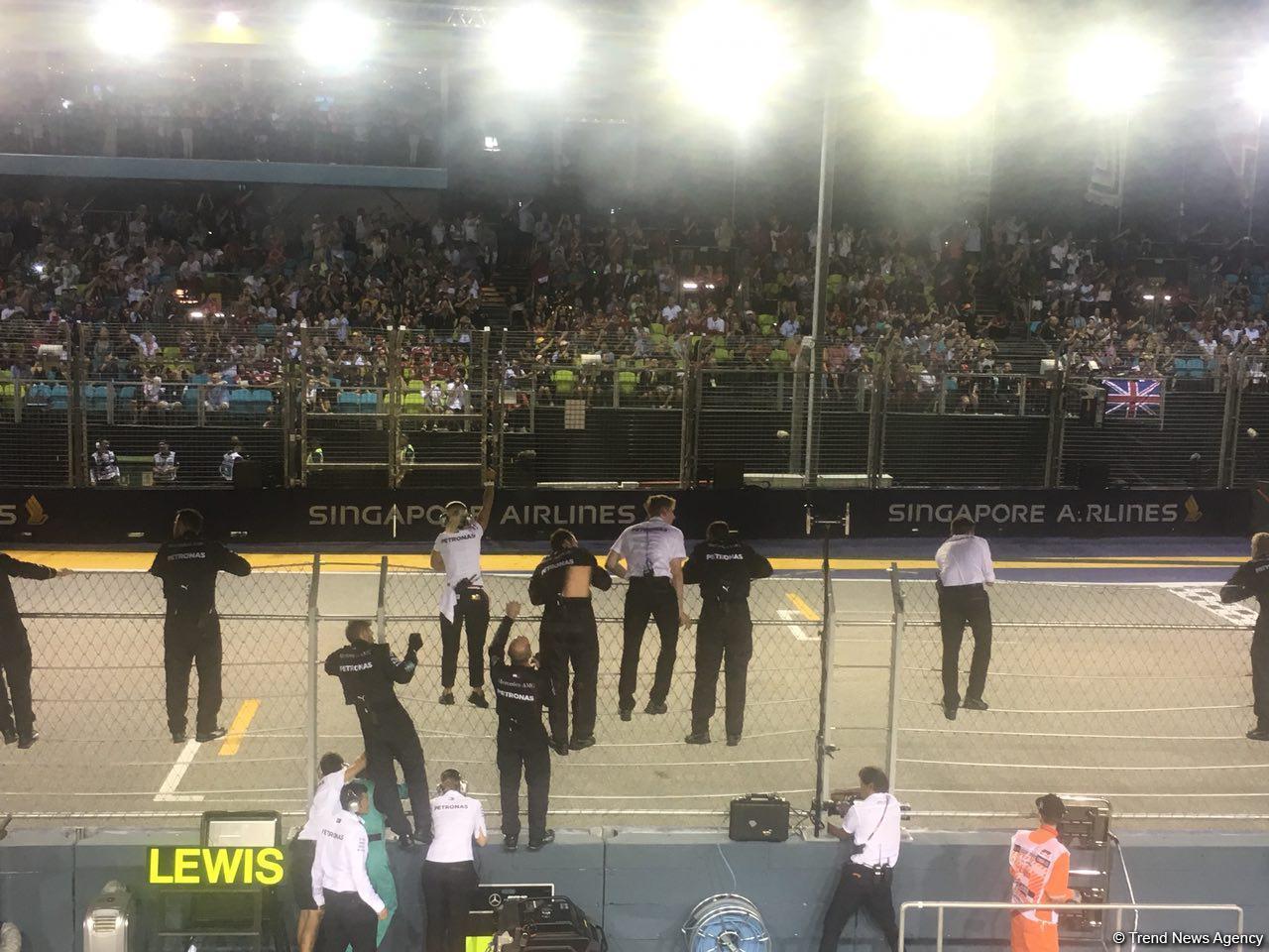 Lewis Hamilton wins in Singapore with Sebastian Vettel third (PHOTO)