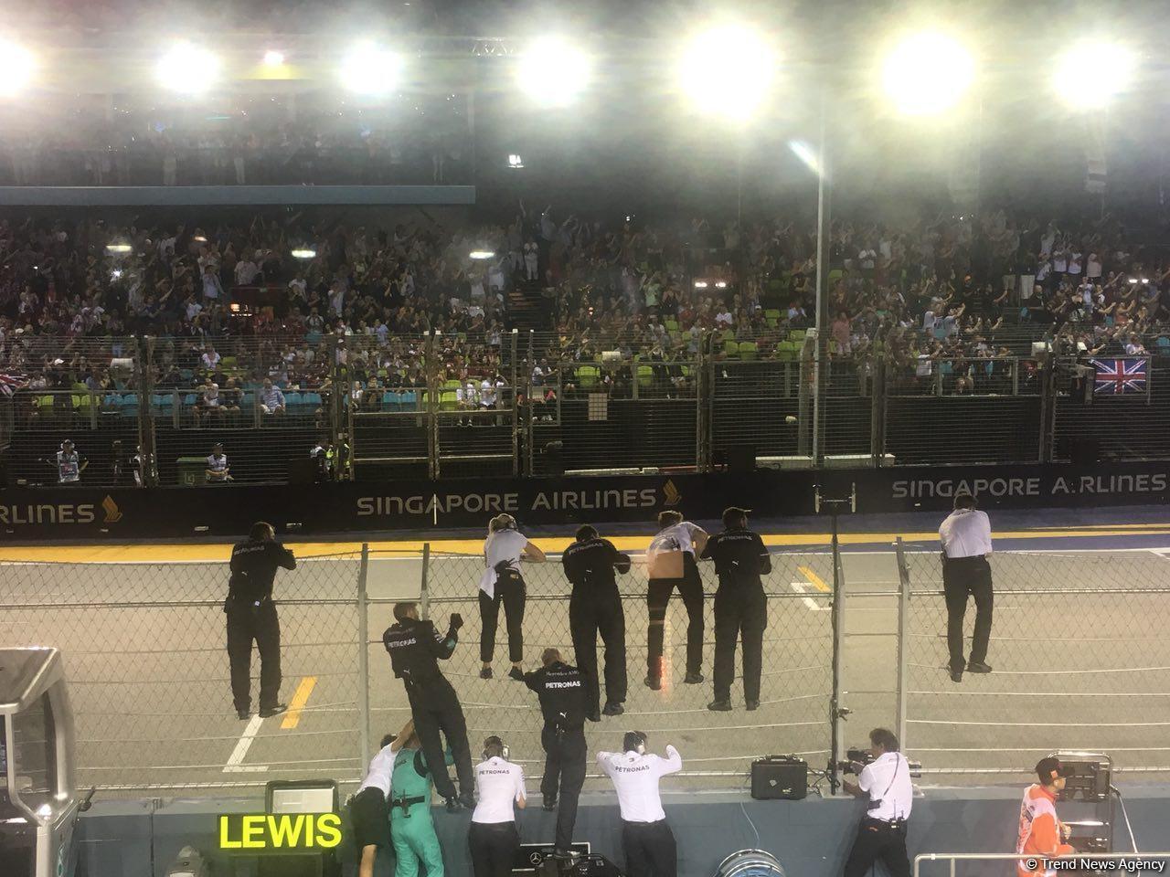 Lewis Hamilton wins in Singapore with Sebastian Vettel third (PHOTO)