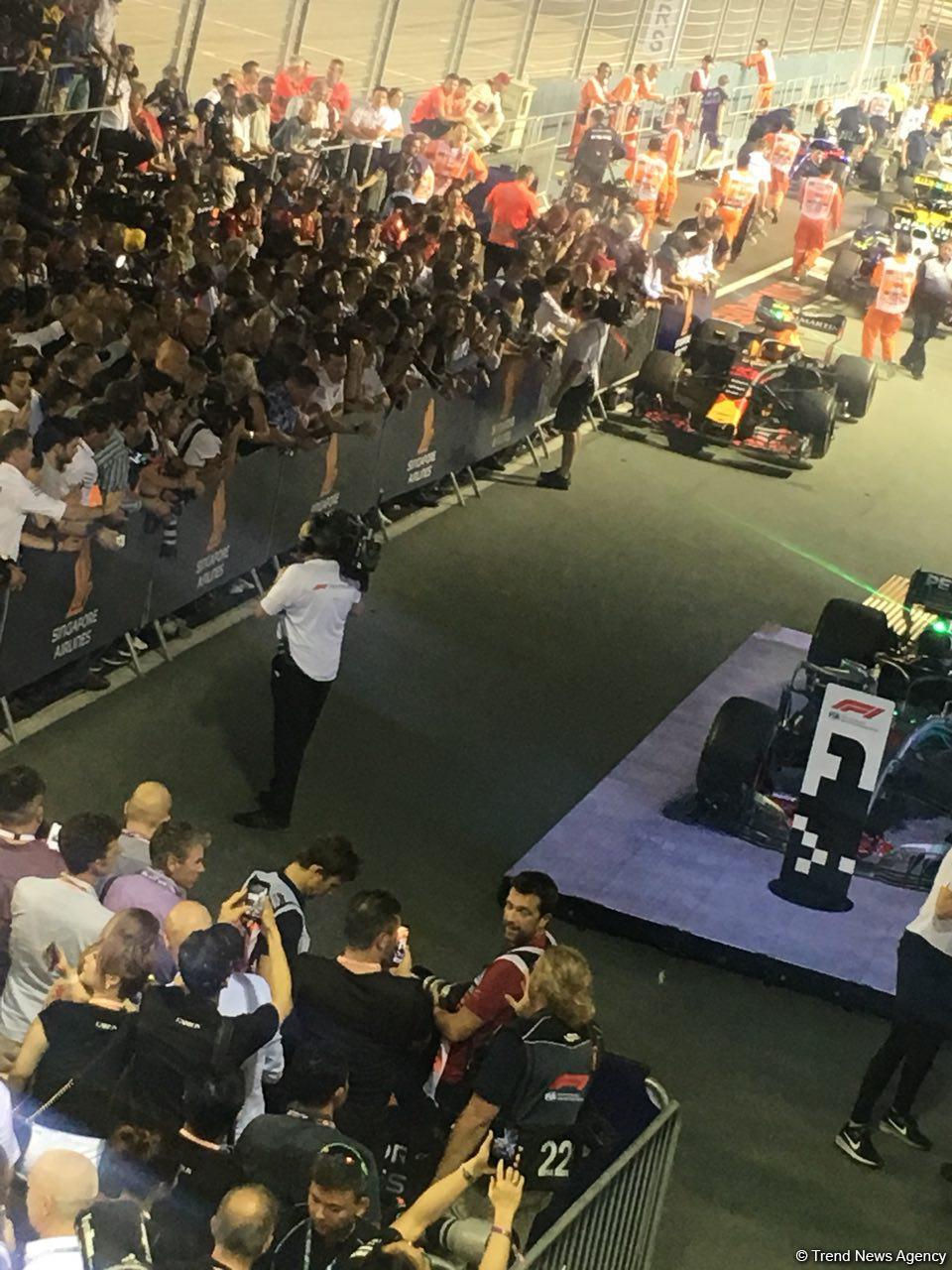 Lewis Hamilton wins in Singapore with Sebastian Vettel third (PHOTO)