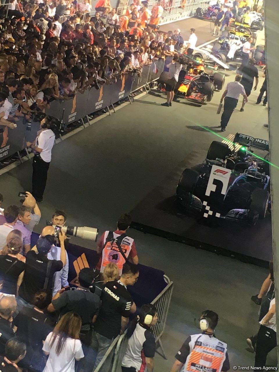 Lewis Hamilton wins in Singapore with Sebastian Vettel third (PHOTO)