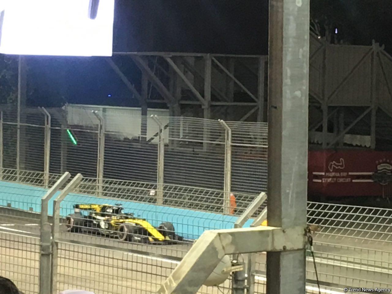 Lewis Hamilton wins in Singapore with Sebastian Vettel third (PHOTO)