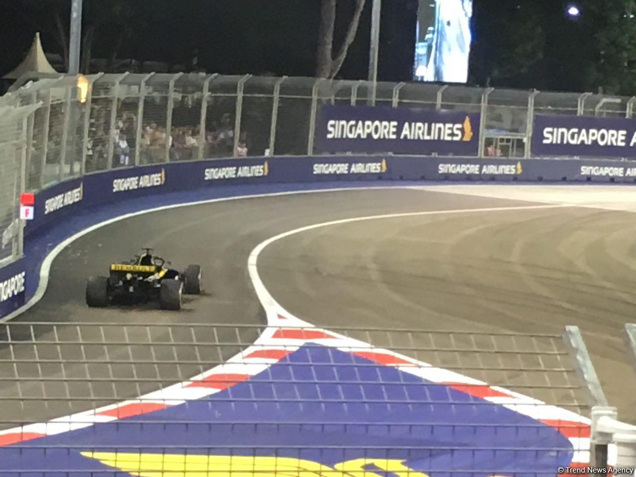Lewis Hamilton wins in Singapore with Sebastian Vettel third (PHOTO)