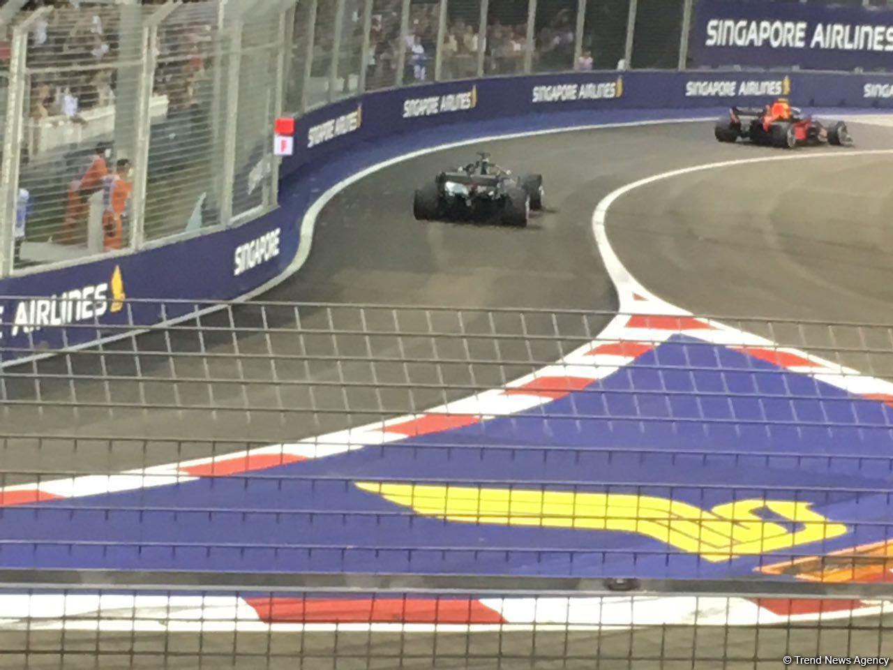 Lewis Hamilton wins in Singapore with Sebastian Vettel third (PHOTO)