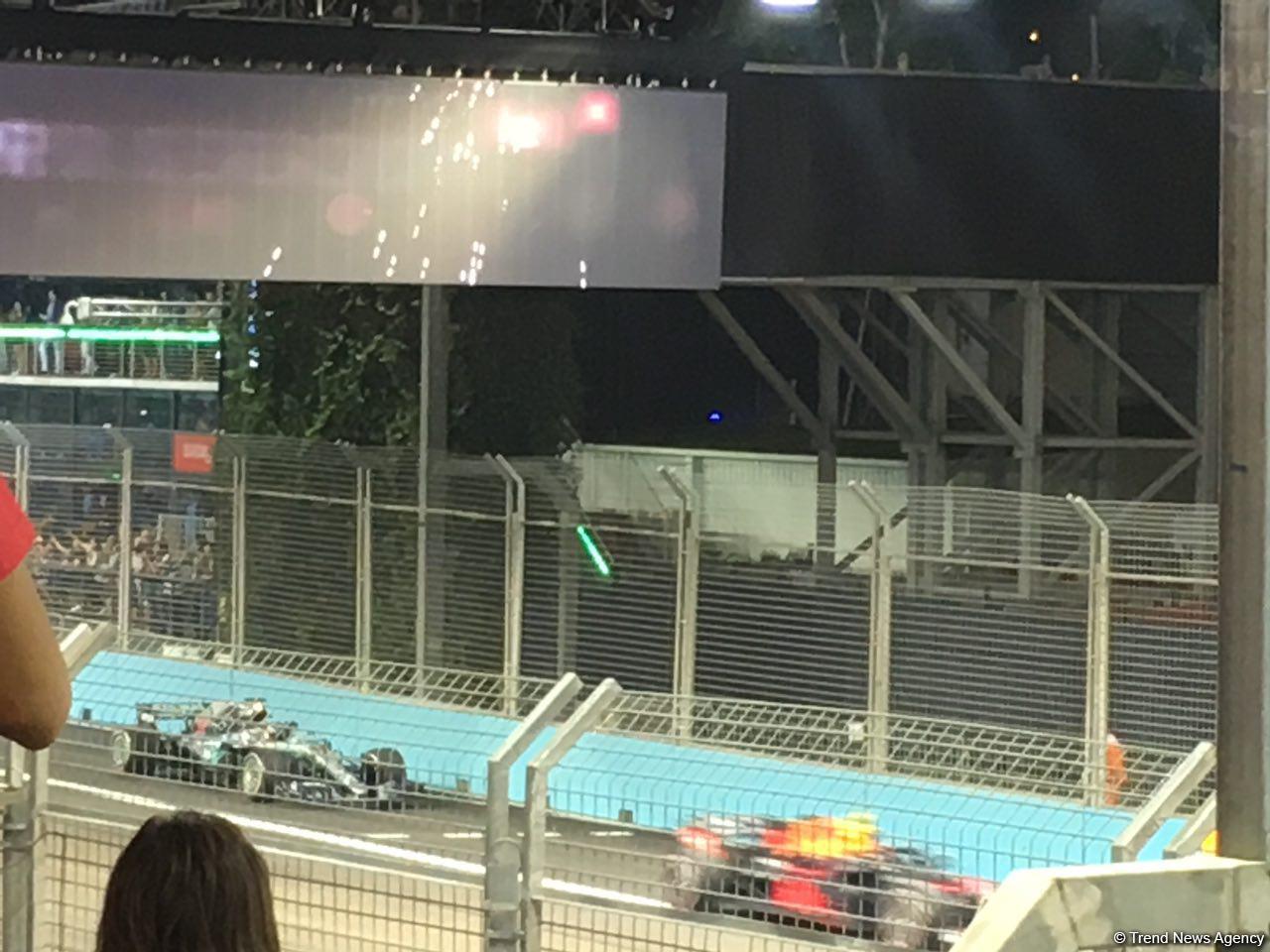 Lewis Hamilton wins in Singapore with Sebastian Vettel third (PHOTO)