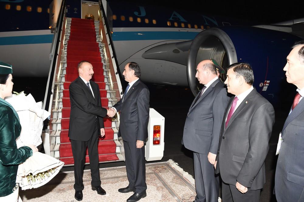 President Ilham Aliyev arrives in Tajikistan (PHOTO)