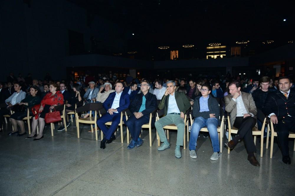 В рамках Фестиваля Насими прошел вечер духовной музыки "Звезды не гаснут" с визуальными эффектами (ФОТО)