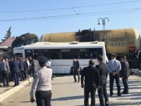 Число пострадавших в результате столкновения автобуса с поездом в Баку достигло 34 человек (ФОТО/ВИДЕО) (Обновлено)