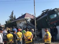 Число пострадавших в результате столкновения автобуса с поездом в Баку достигло 34 человек (ФОТО/ВИДЕО) (Обновлено)
