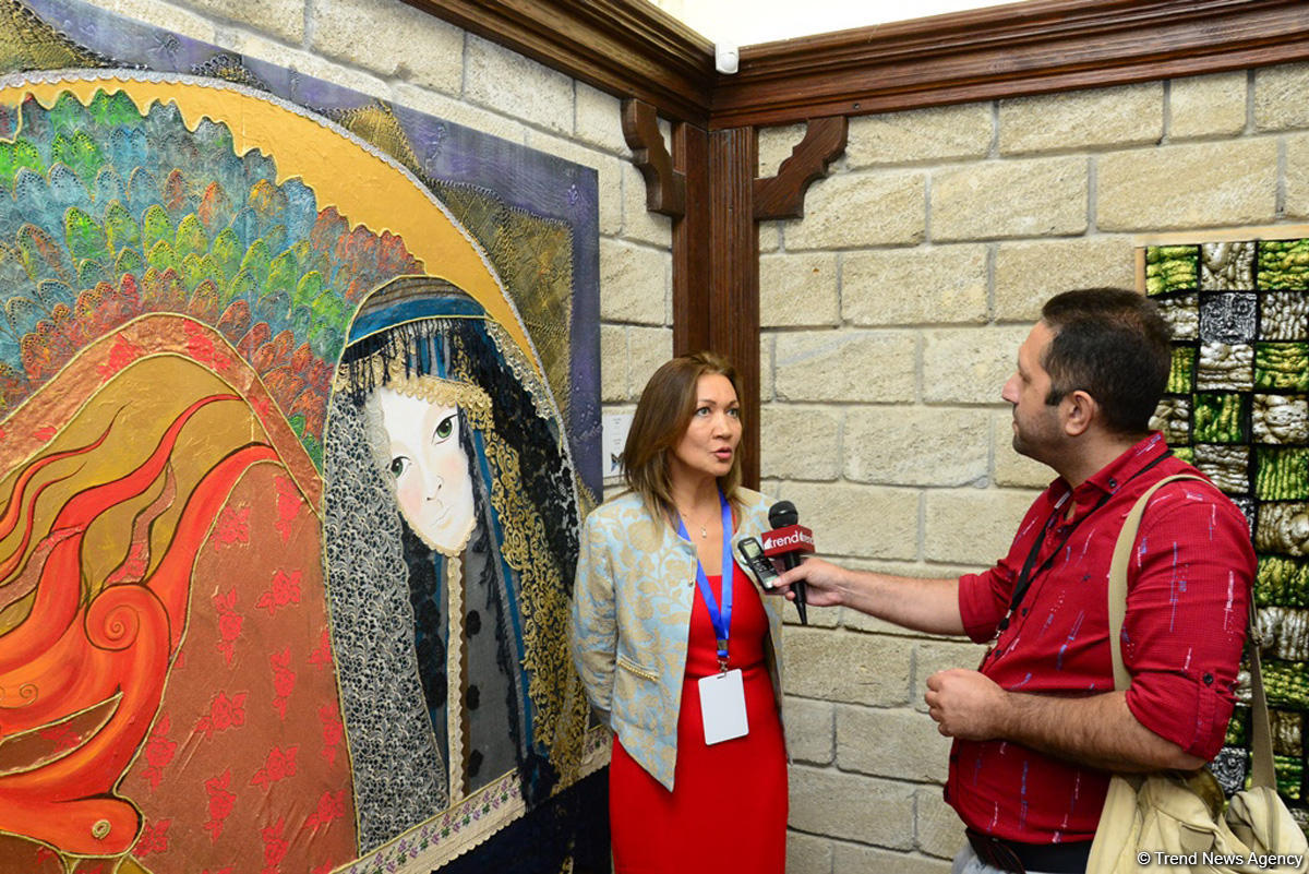 Вице-президент Фонда Гейдара Алиева Лейла Алиева и президент Baku Media Center Арзу Алиева посетили выставку "От отходов к искусству" (ФОТО)