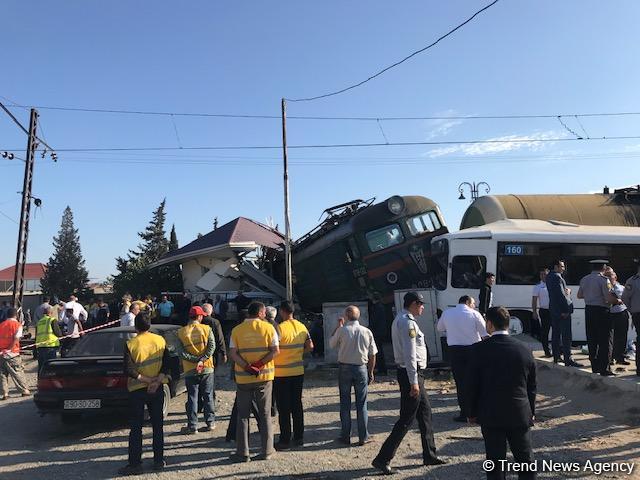 Число пострадавших в результате столкновения автобуса с поездом в Баку достигло 34 человек (ФОТО/ВИДЕО) (Обновлено)