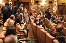 В Баку на гала-вечере упустили из рук миллионную птицу и разрушили редкую статую  (ВИДЕО, ФОТО)