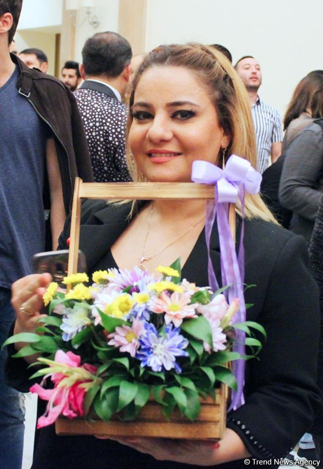 В Баку на гала-вечере упустили из рук миллионную птицу и разрушили редкую статую  (ВИДЕО, ФОТО)