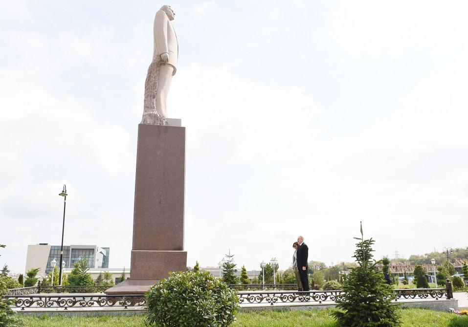 Президент Ильхам Алиев и Первая леди Мехрибан Алиева посетили памятник великому лидеру Гейдару Алиеву в Губе